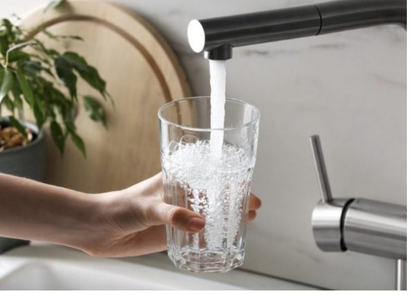 Koliko vode treba piti dnevno? Vodič prema kilaži i ciljevima (npr. mršavljenje) 1 koliko vode dnevno po kilogramu