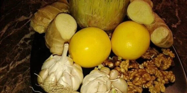 Prirodni recept za liječenje organizma sa sastojcima poput meda, limuna, oraha i proklijale pšenice na stolu